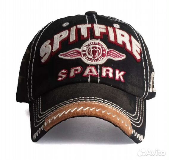 Две кепки черная и красная