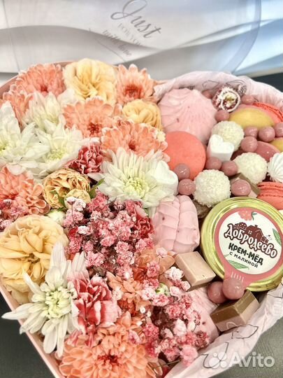 Коробочка с цветами и сладостями
