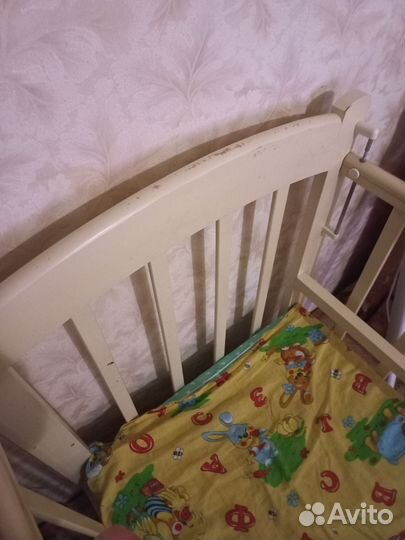 Детская кроватка с маятником и ящиком