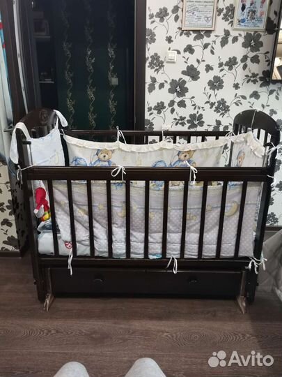 Детская кроватка с маятником и ящиком