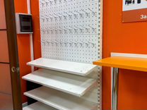 счет за коммуналку старик. человек с ключами от квартиры. собственник квартиры. клининг мкд. сделка по недвижимости.