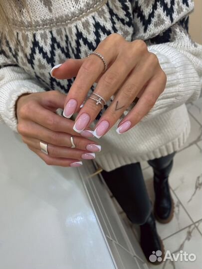 Маникюр, педикюр в салоне на Римской