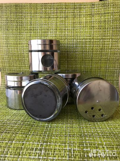 Набор для специй. Стеклр. Металл. Есть магнит