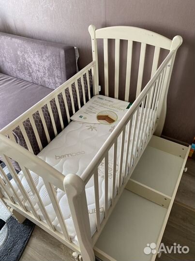 Детская кроватка с маятником