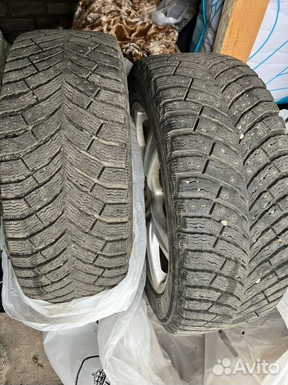 Michelin X-Ice North 4 215/50 R17