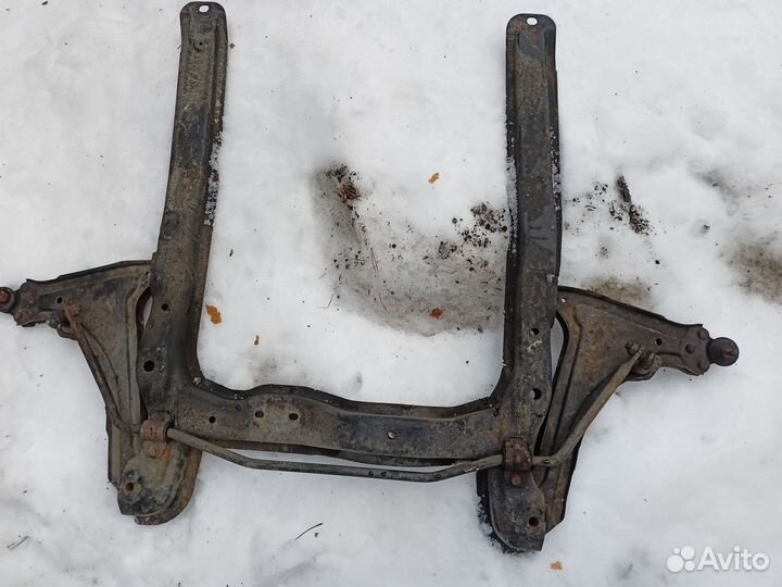 Передний подрамник на Opel Astra G