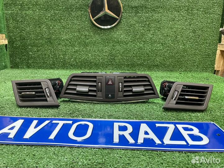 Дефлектор воздуховод на Мерседес w207