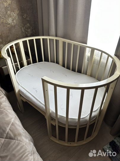 Детская кроватка с маятником