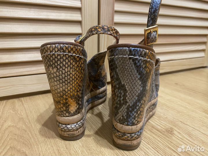 Босоножки на танкетке 37 размер