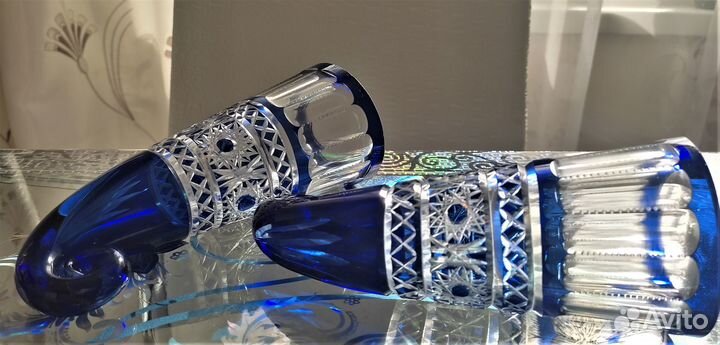 Два синих хрустальных рога и корзинка для интерьер