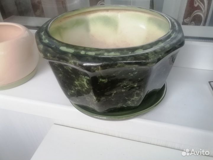 Цветочные горшки разные и лейка