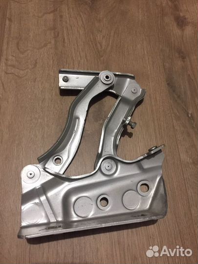 Левая петля капота мерседес w245