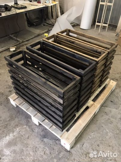 Деревянное кашпо для цветов