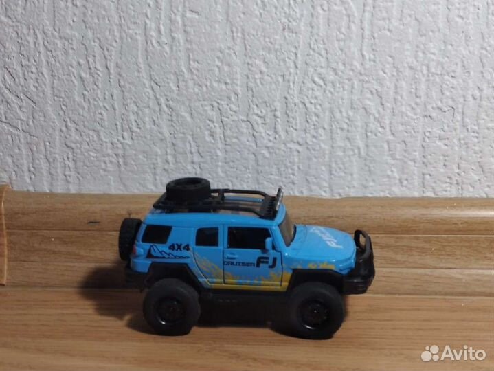 Игрушка машинка с инерционным двигателем