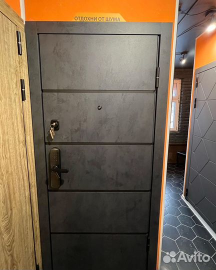 Дверь в квартиру с биометрическим замком