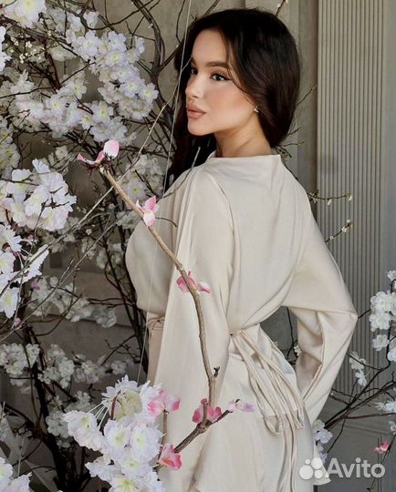 Атласный костюм с юбкой