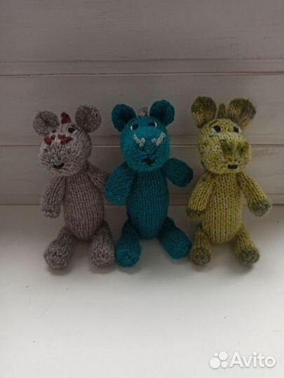 Подушка вязаная спящий котик