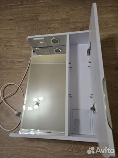 Шкаф с зеркалом в ванную