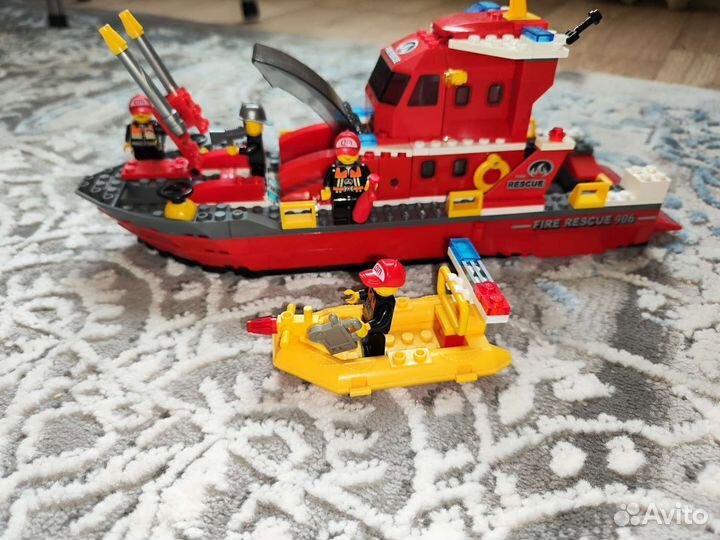 Lego пожарный корабль с лодкой и минифигурками