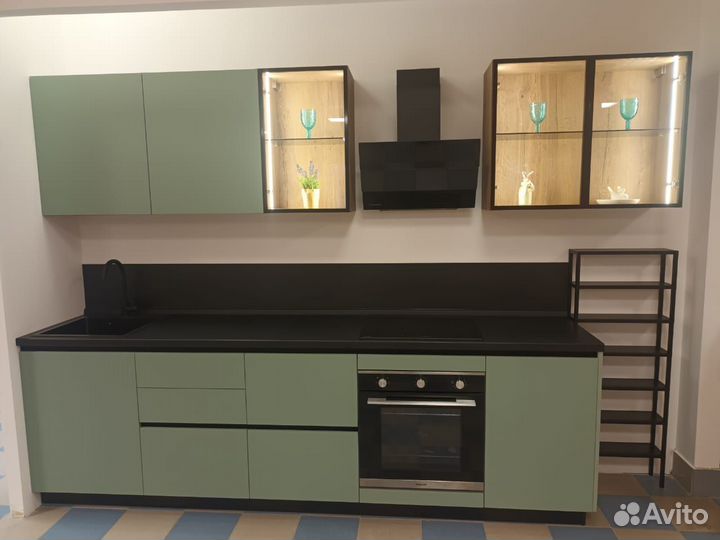 Кухня прямая матовая с витринами