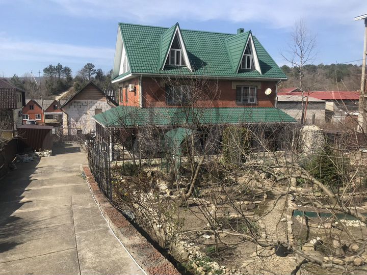 Дом 290,6 м² на участке 9,5 сот.