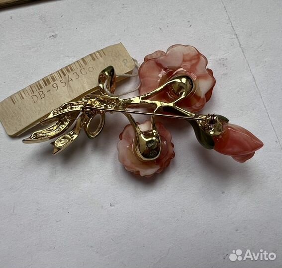 Красивая брошь абсолютно новая бижутерия