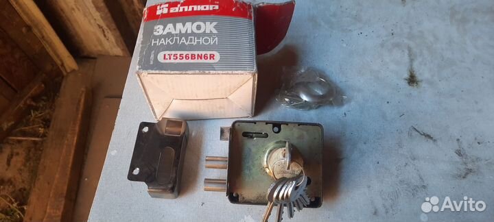 Замок дверной накладной