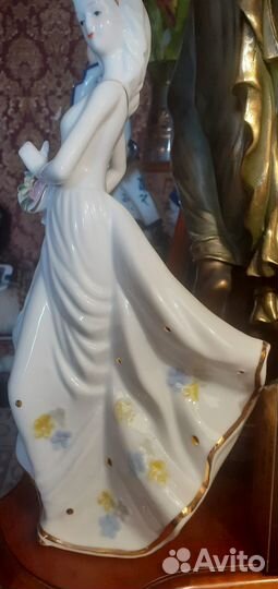 Фарфоровая статуэтка. Девушка с корзинкой цветов