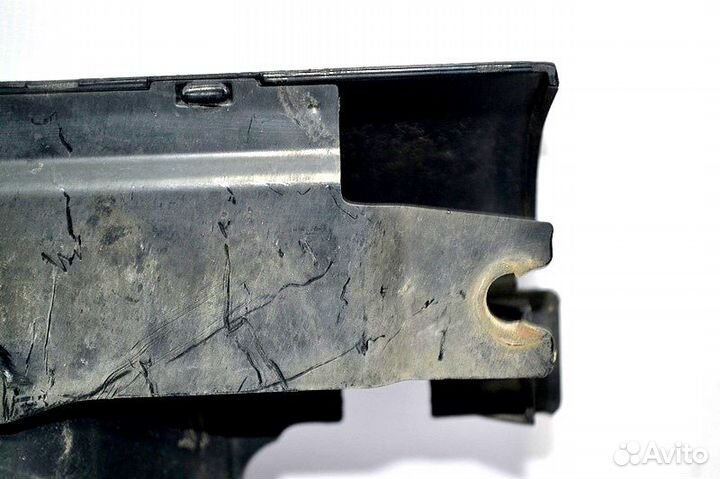 Пластиковая накладка под лобовым стеклом левая час