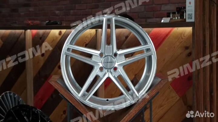 Литой диск в стиле vossen R17 5x114.3