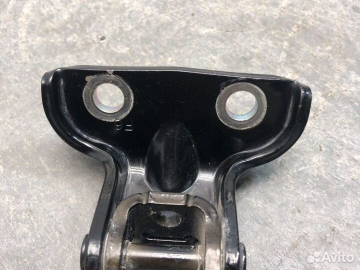 Верхняя петля задняя правая Kia Stinger Gt