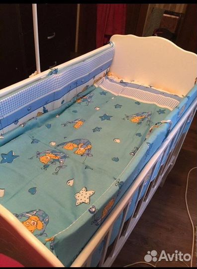 Детская кроватка с маятником