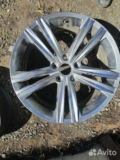 Диск литой VW Passat B8