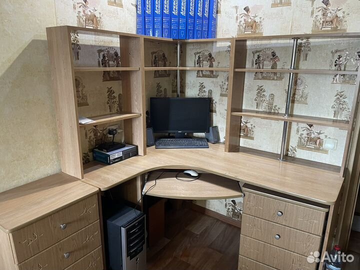 Рабочий компьютерный стол
