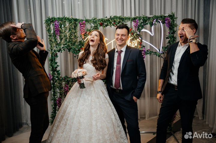 Дуэт ведущих и два dj с оборудованием