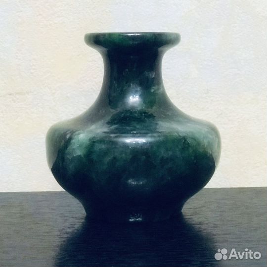 Ваза нефритовая