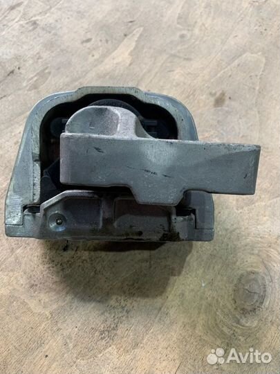 Подушка двигателя Volkswagen Tiguan 2.0 CAW