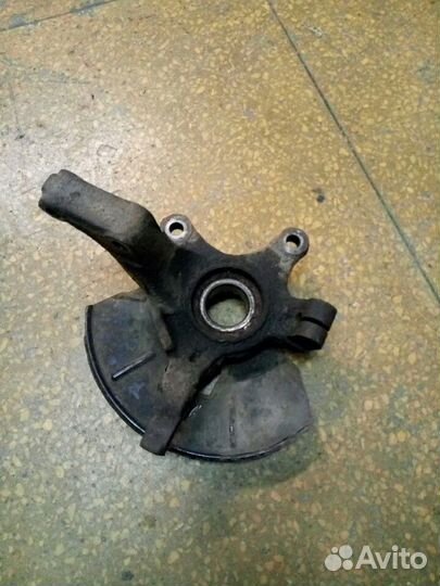 Кулак поворотный передний левый на Мазда Трибьют 2