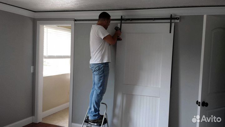 Установка межкомнатных дверей / Плотник