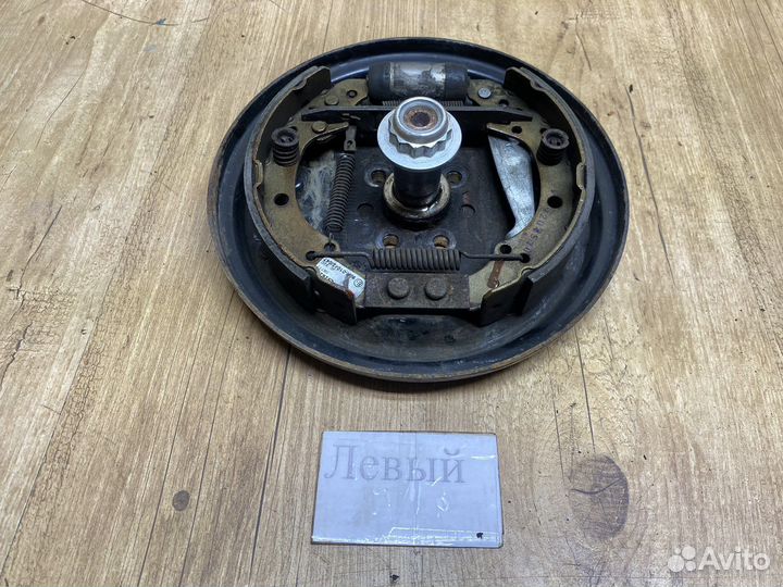 Щит опорный задний левый Skoda Fabia 2