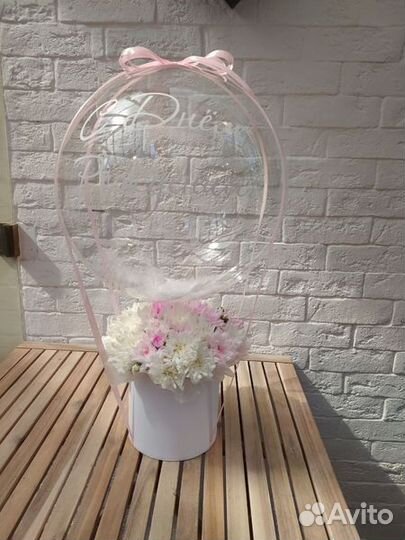 Букет цветов с шаром на праздник