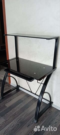 Продам стеклянный компьютерный стол