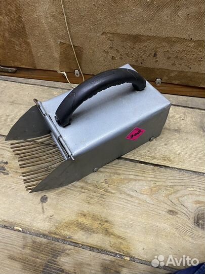 Комбаин для сбора ягод старого СССР образца