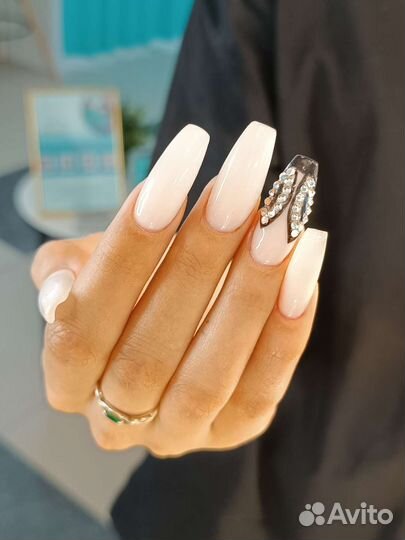 Маникюр с покрытием, педикюр и наращивание ногтей