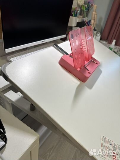 Подставка для книг с трафаретом