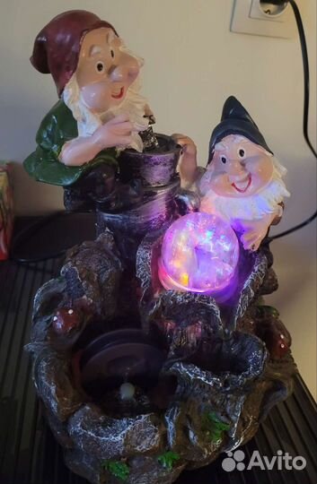 Декоративный фонтан гномы