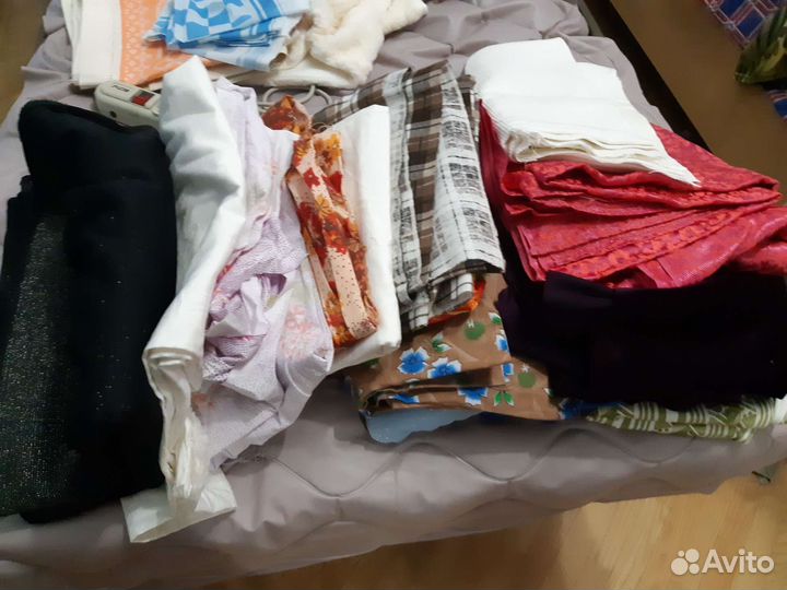 Имеются различные куски тканей, разные размеры