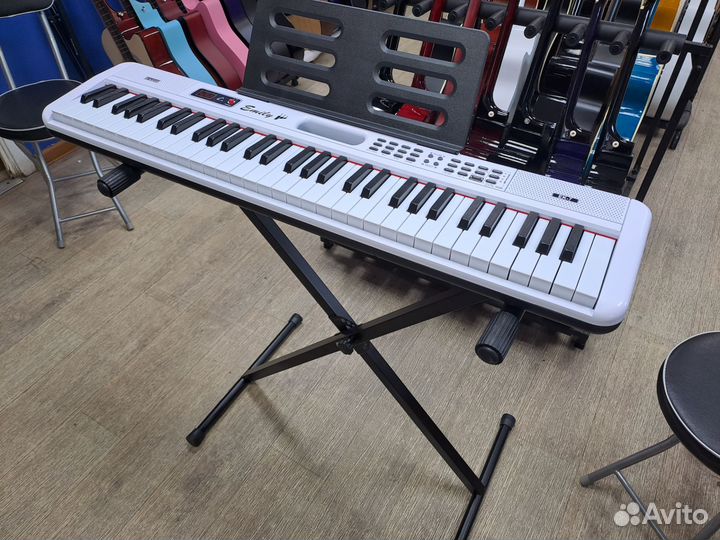 Синтезатор белый со стойкой