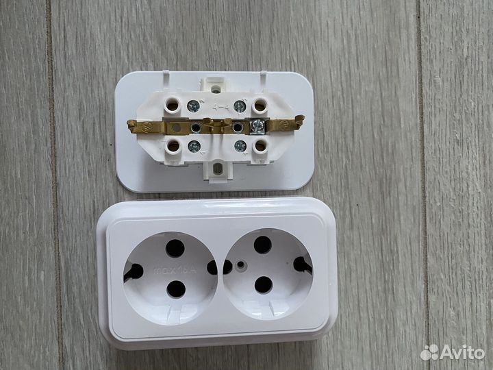 Розетка двоеная накладная