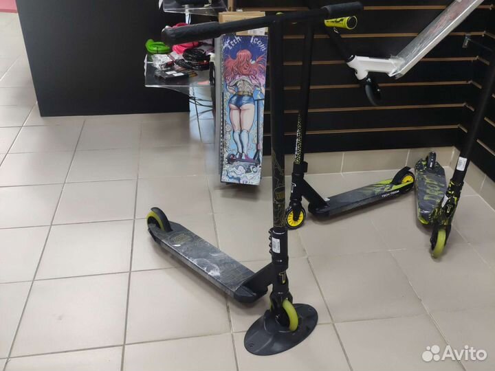 Самокат трюковой Duker 303 черный/желтый